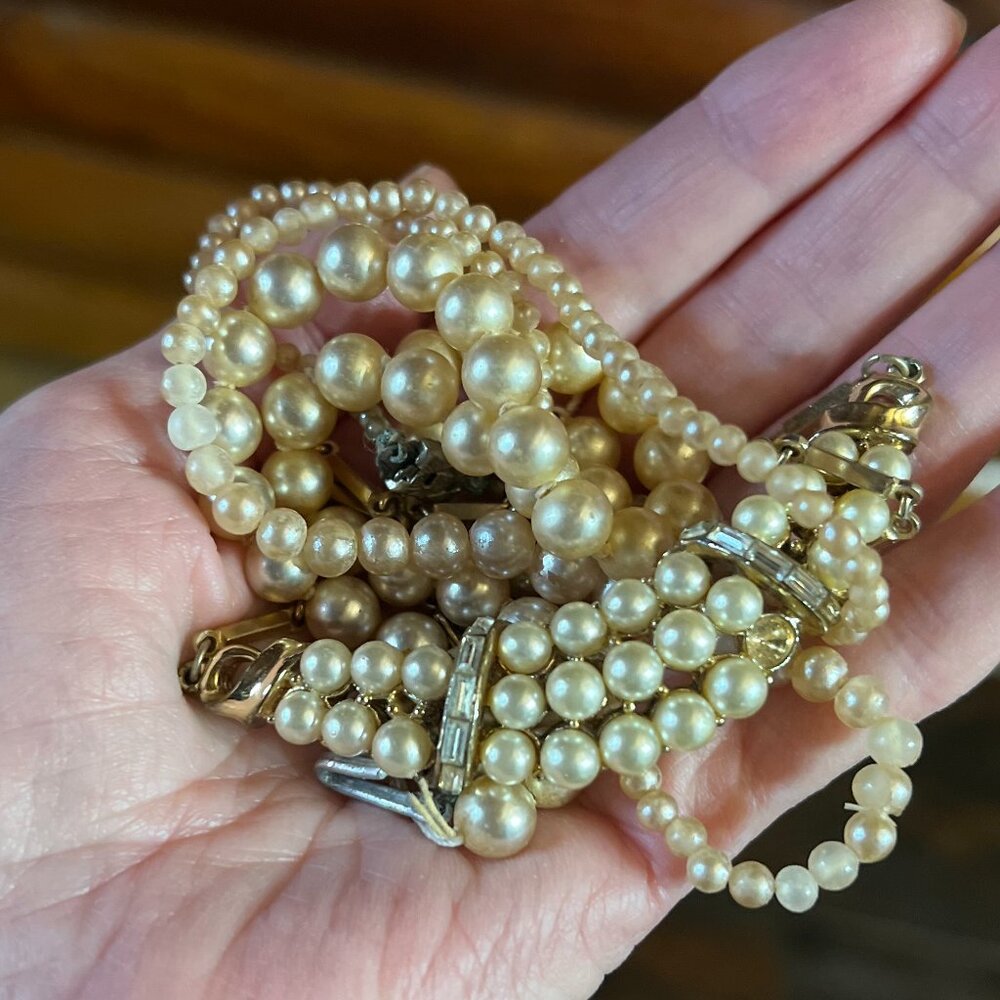 Mixed Lot of 3 Vintage Faux Pearl Necklaces in Various Colors & Conditions - Picture 9 of 10